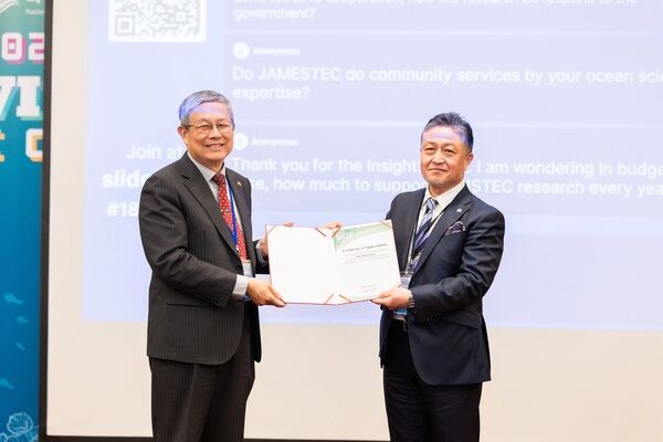 圖7： 致贈日本JAMSTEC副執行長Shin'ichi Kuramoto感謝狀