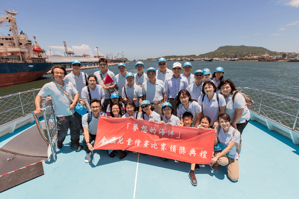 「夢想的海洋」兒童畫畫比賽頒獎活動-國海院同仁合照