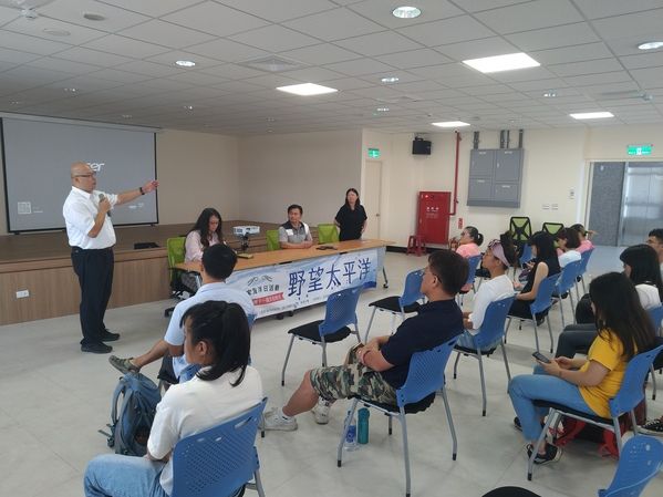 「野望太平洋-花蓮海洋日」活動，主持人江允智老師針對活動內容向參與民眾說明