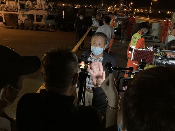 國海院邱院長獲報後立即趕赴現場等候人員進港，並向媒體說明事發經過。