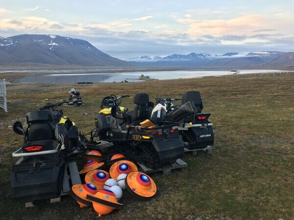 海面微型浮球進行海上觀測實驗前，於挪威朗伊爾城陸上進行衛星通訊及感測器測試/波蘭華沙基督教神學學院Krzysztof Maria Różański助理教授拍攝