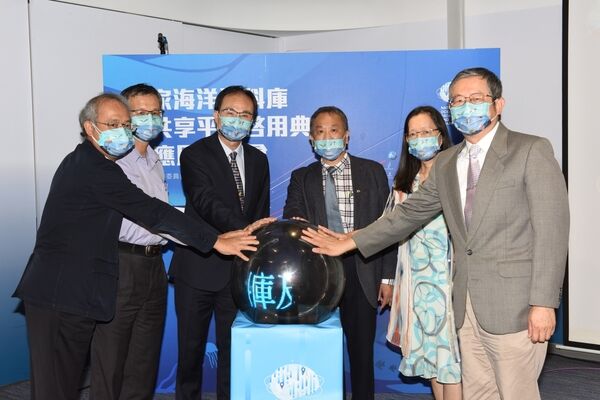 左起國海院副院長劉正倫、海委會科技文教處處長黃世偉、海委會副主委蔡清標、國海院院長邱永芳、海保署署長黃向文、國海院副院長陳建宏等人共同見證|啟用典禮|