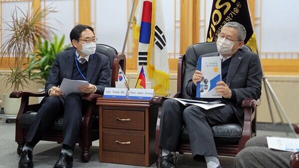 國海院院長陳建宏與KIOST代表洽談學術期刊合作