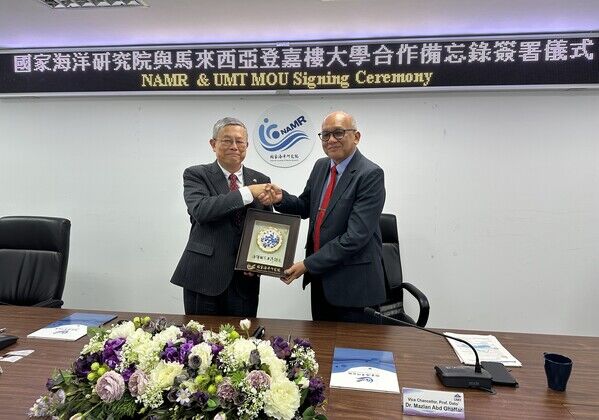國家海洋研究院院長陳建宏與登嘉樓大學校長 Prof. Dato’Dr. Mazlan Abd Ghaffar互相致贈紀念品