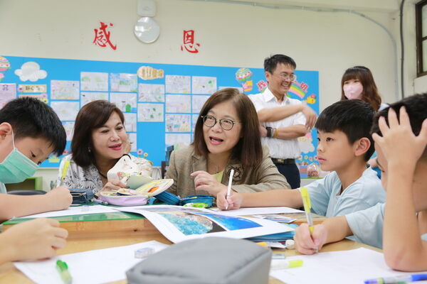 圖4：海委會主委管碧玲與基隆市副市長邱佩琳加入學生團隊討論海洋與人類的關係1