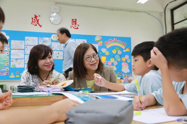 圖5：海委會主委管碧玲與基隆市副市長邱佩琳加入學生團隊討論海洋與人類的關係