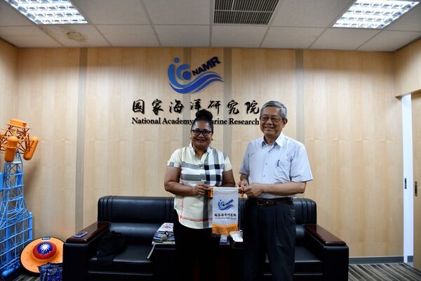 國海院院長陳建宏與帛琉國際珊瑚礁中心代理執行長Caryn Lkong Koshiba互相致贈紀念品