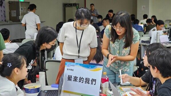 「2024第二屆諾大師海洋大數據競賽工作坊」隊輔與參賽學員討論