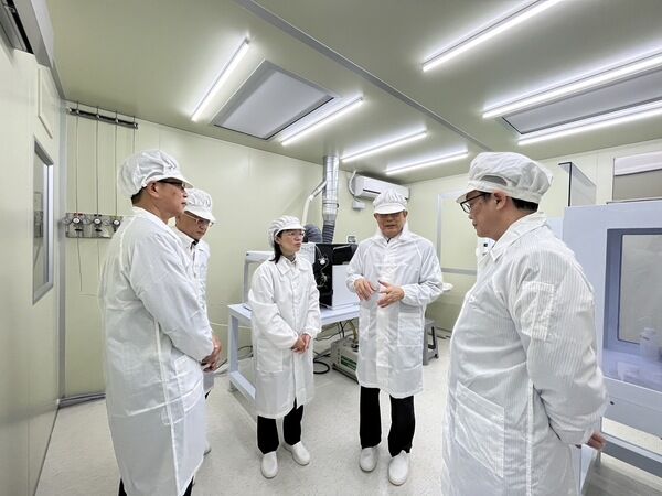 與會貴賓參觀實驗室