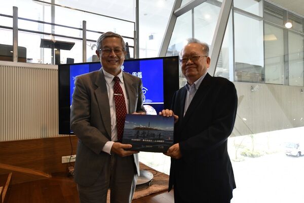 海洋委員會國家海洋研究院陳建宏院長致贈出版品《臺灣的海洋》予邵教授。