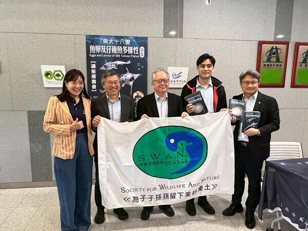 邵廣昭榮譽講座教授(中)與陳國勤主任(右2)、鍾國芳理事長(左2)、柯佳吟教授(左1)和張至維主任(右1)簽書合影