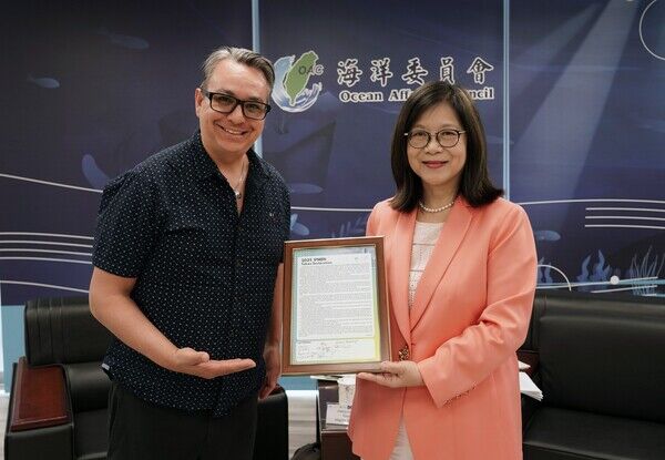 加拿大海洋聯盟Pieter Romer(彼得·羅默)代表IPMEN委員遞交打狗宣言連署給主委