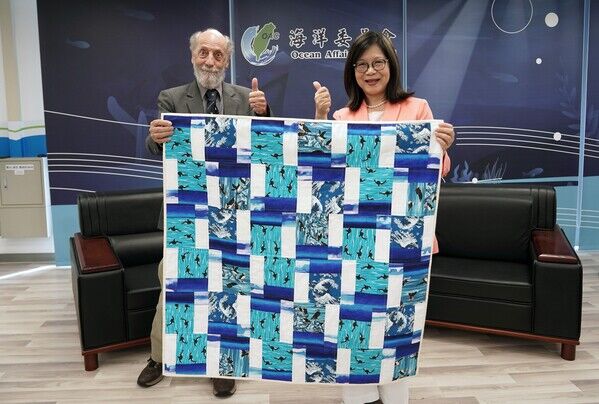IPMEN 共同創辦人 Harry Breidahl(哈里·布萊達爾)贈與管主委手工縫製海洋拼布圖