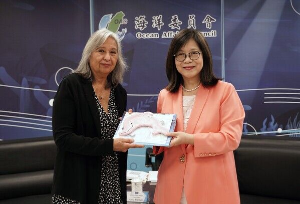 管主委致贈海廢製作成的海豚型手巾給各位貴賓(由Sylvia Spalding(西爾維亞·斯伯丁)代表)