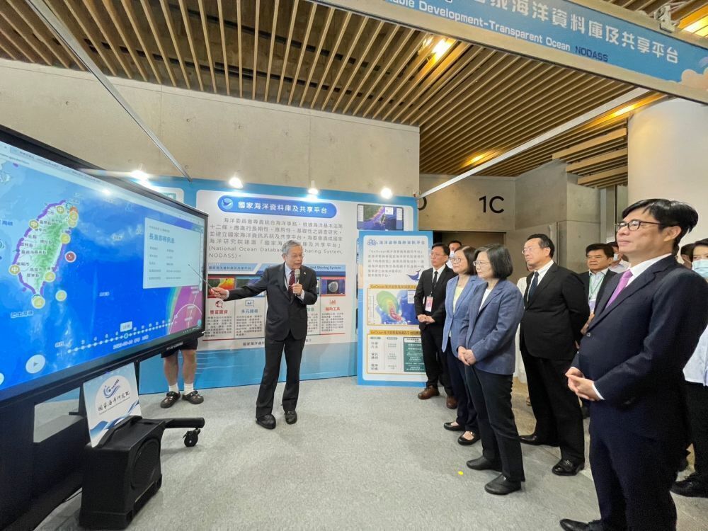 1120610-蔡英文總統出席2023國家海洋日,並由管主委及陳其邁市長隨同聽取陳建宏院長永續海洋研究成果簡報