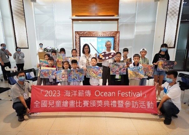 1120721-本院舉辦2023「海洋薪傳Ocean Festival」 全國兒童海洋繪畫比賽頒獎典禮,由海洋委員會管碧玲主委與本院陳建宏院長進行頒獎